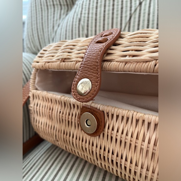 Express Rattan Crossbody - Picture 10 of 10